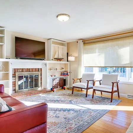 Chatham Home With Spacious Deck 2 Mi To Beaches!